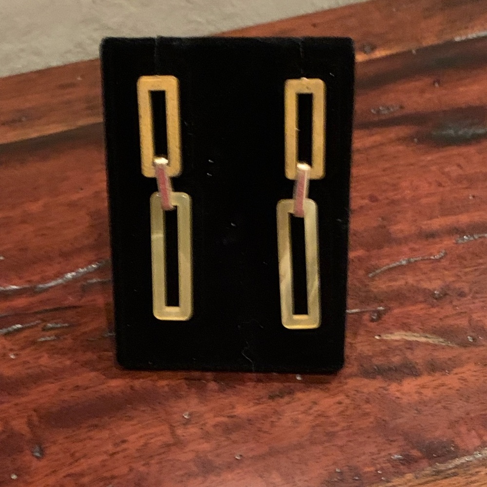 PIERCED FUN LIGHT WEIGHT TWO TIRED EARRINGS.